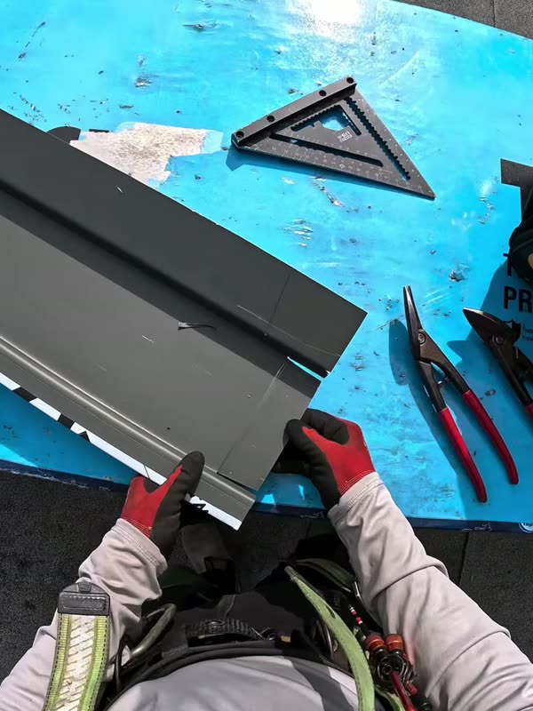 Forming a standing-seam zinc panel